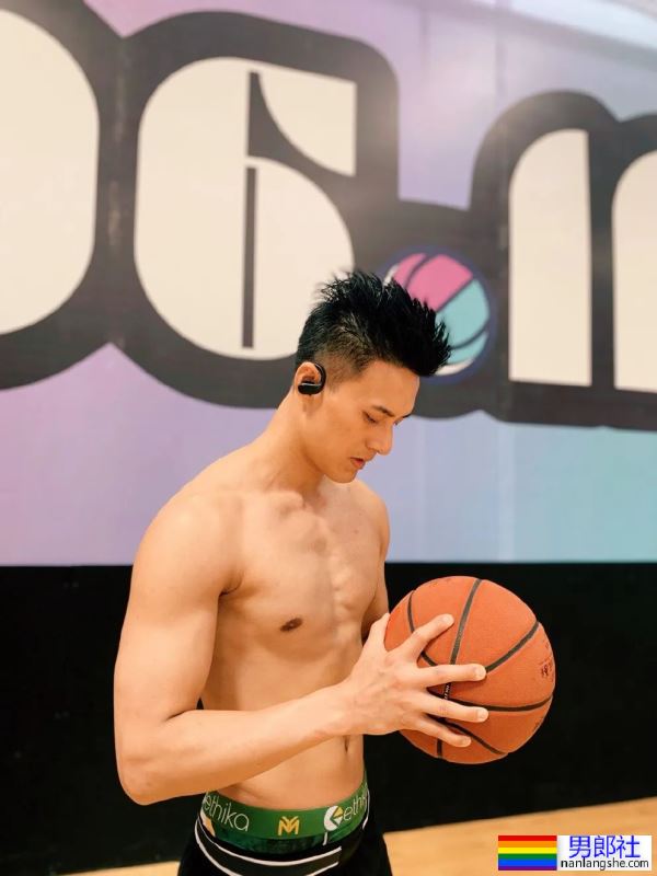 川师体院毕业的男模叶周，最近又变帅了！ - 51虹马