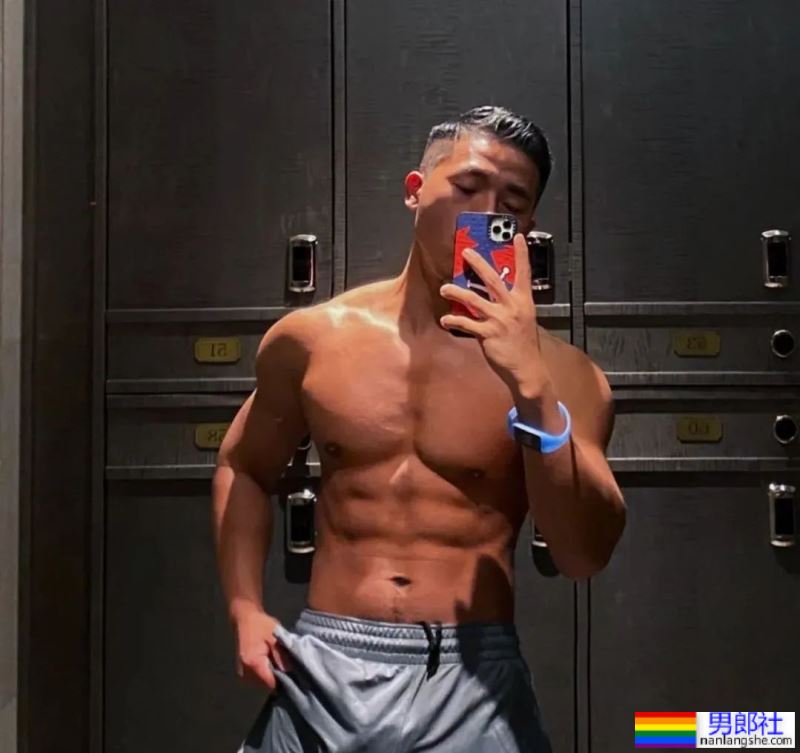 黑皮肌肉男惨遭舅舅催婚!看到他推特自拍照网友都展开了..-51虹马