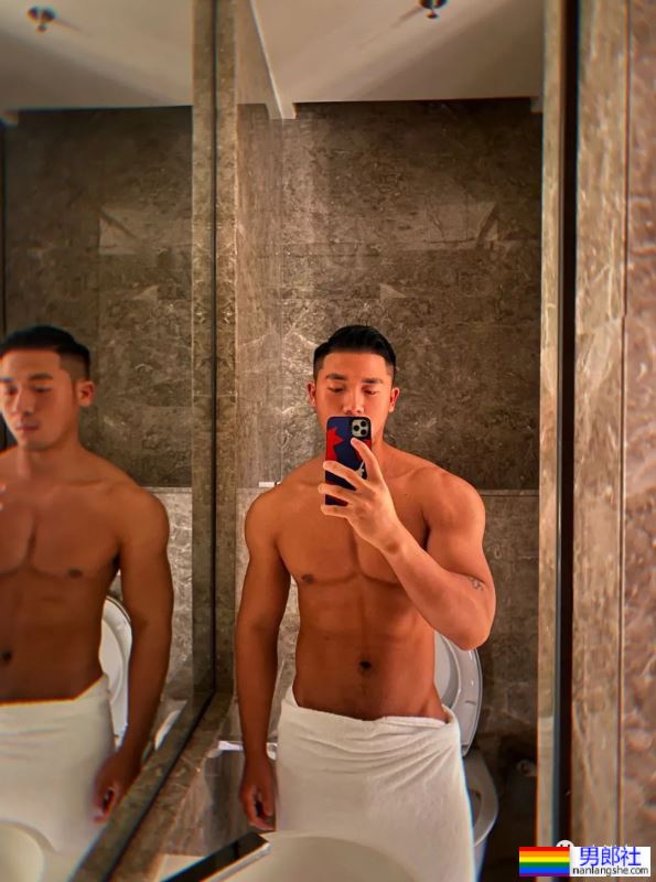 黑皮肌肉男惨遭舅舅催婚！看到他推特自拍照网友都展开了.. - 51虹马