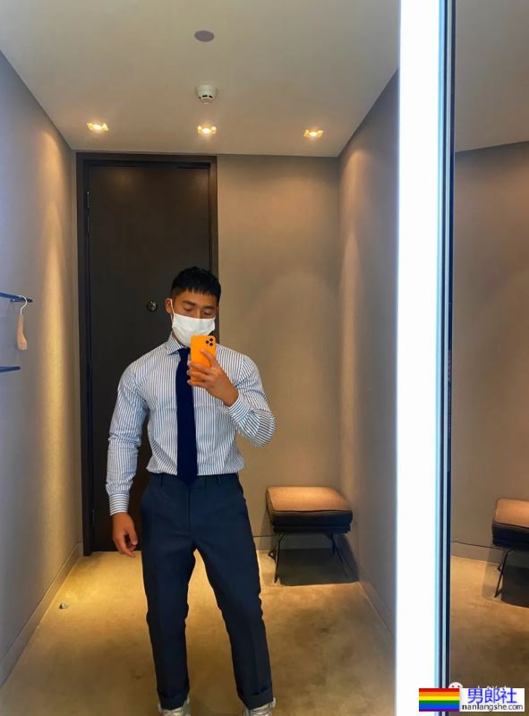 黑皮肌肉男惨遭舅舅催婚！看到他推特自拍照网友都展开了.. - 51虹马