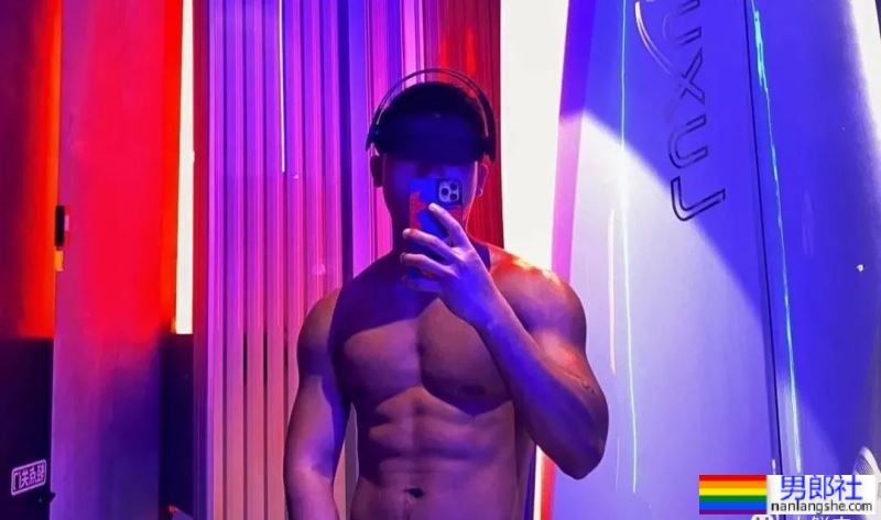 黑皮肌肉男惨遭舅舅催婚！看到他推特自拍照网友都展开了.. - 51虹马