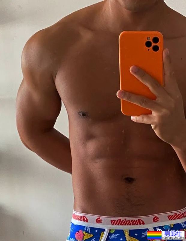 黑皮肌肉男惨遭舅舅催婚！看到他推特自拍照网友都展开了.. - 51虹马