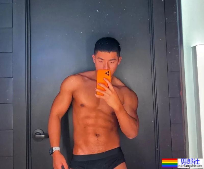 黑皮肌肉男惨遭舅舅催婚！看到他推特自拍照网友都展开了.. - 51虹马