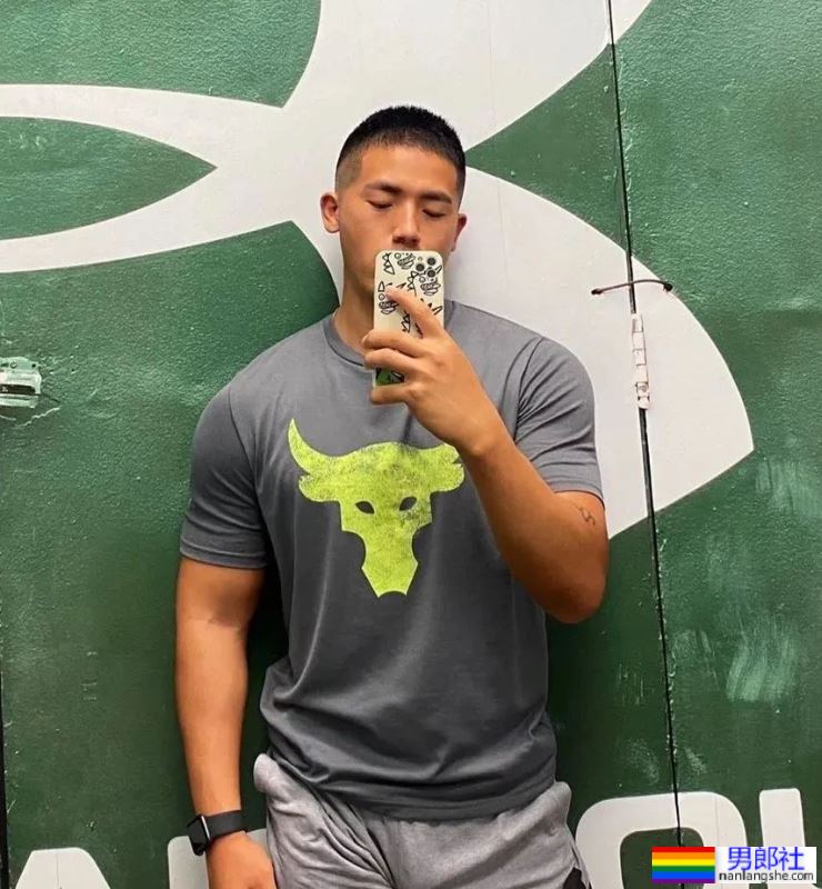 黑皮肌肉男惨遭舅舅催婚！看到他推特自拍照网友都展开了.. - 51虹马