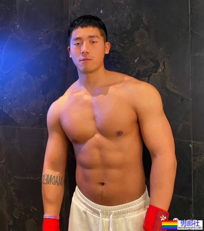 黑皮肌肉男惨遭舅舅催婚！看到他推特自拍照网友都展开了.. - 51虹马