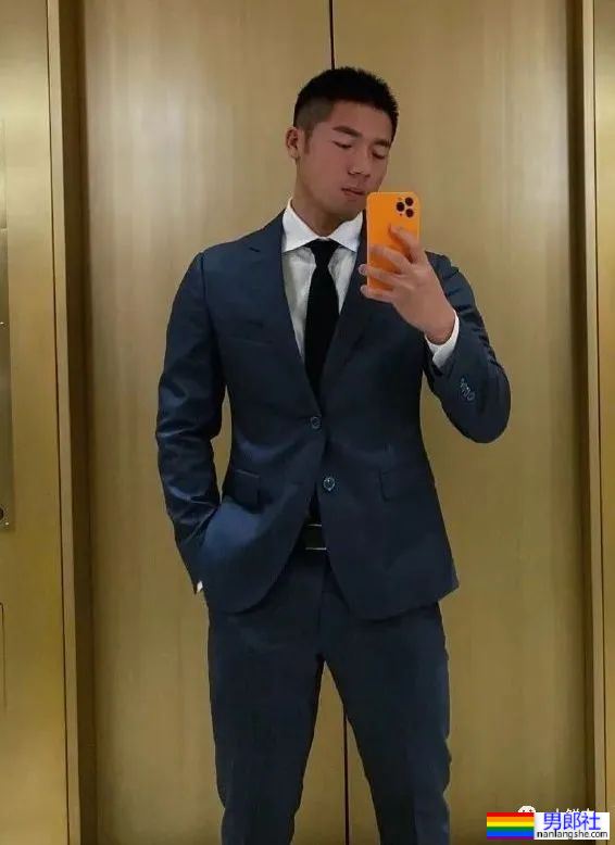 黑皮肌肉男惨遭舅舅催婚！看到他推特自拍照网友都展开了.. - 51虹马