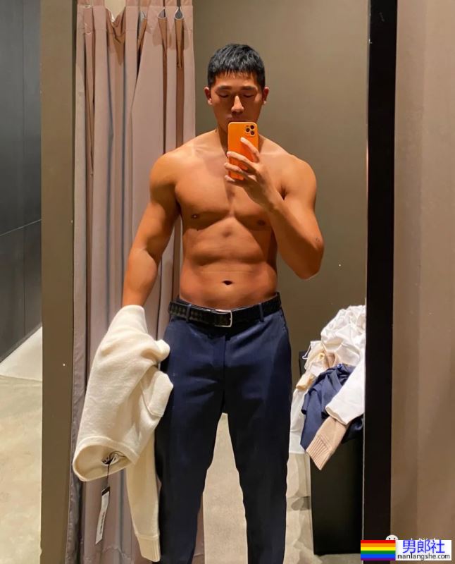 黑皮肌肉男惨遭舅舅催婚！看到他推特自拍照网友都展开了.. - 51虹马