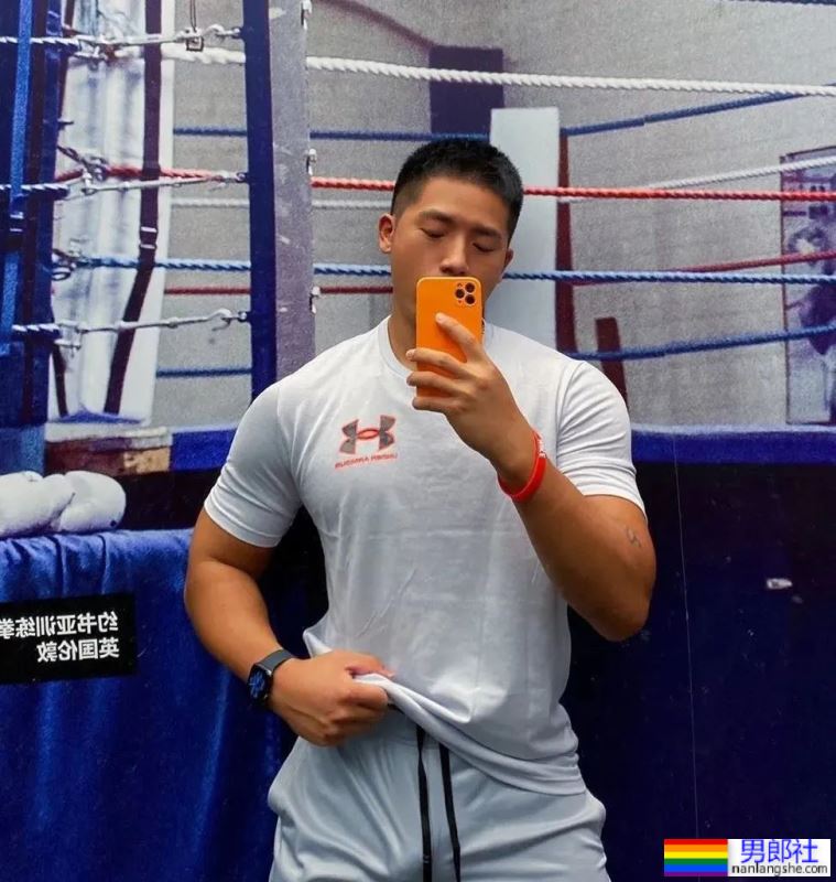 黑皮肌肉男惨遭舅舅催婚！看到他推特自拍照网友都展开了.. - 51虹马