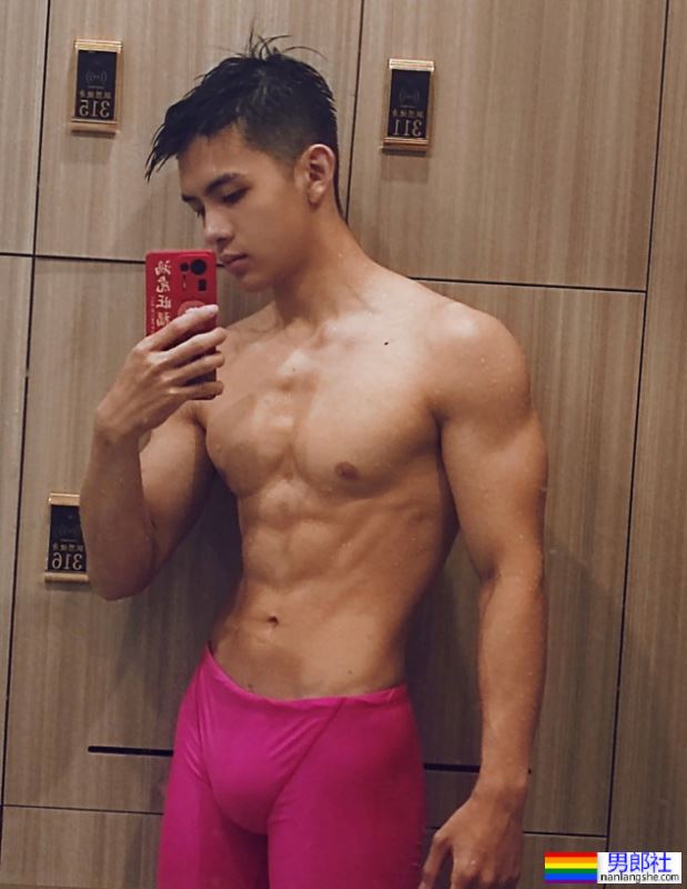 毕业于广州体院的游泳教练，穿红泳裤自拍照引网友围观！-51虹马