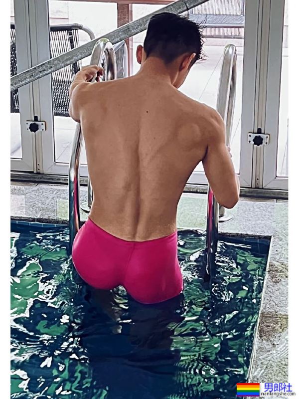 毕业于广州体院的游泳教练，穿红泳裤自拍照引网友围观！ - 51虹马