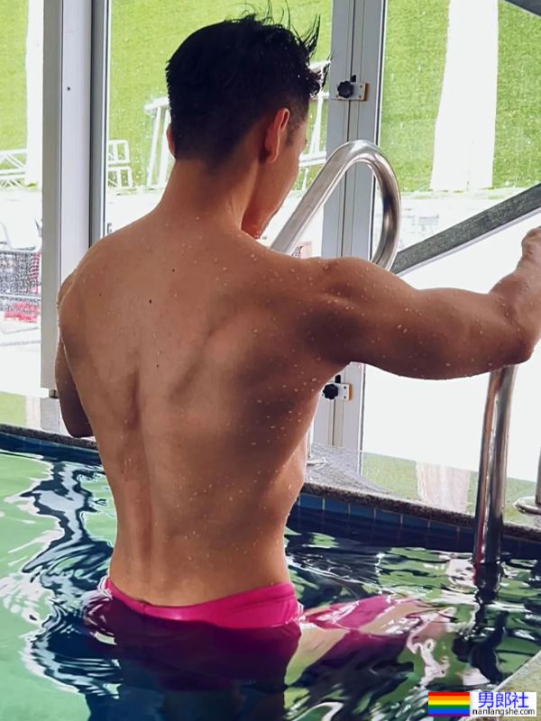 毕业于广州体院的游泳教练，穿红泳裤自拍照引网友围观！ - 51虹马