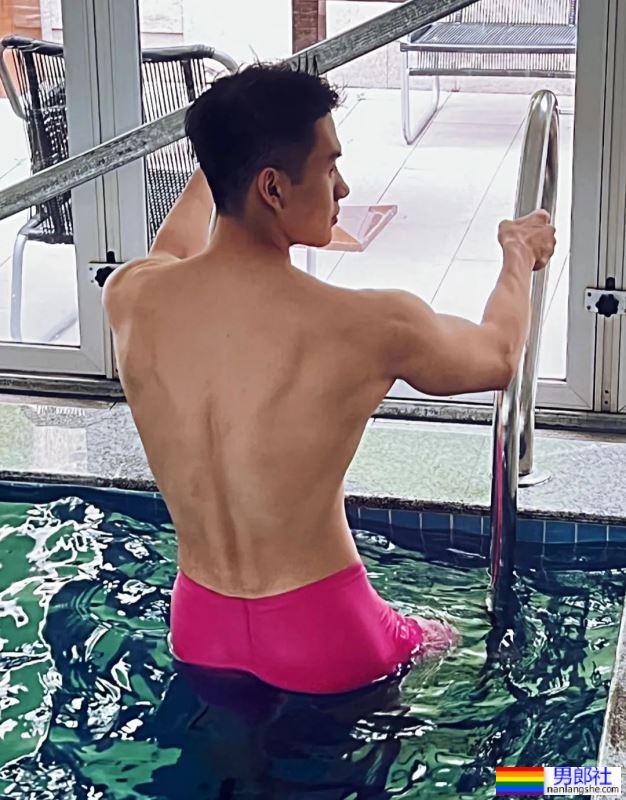 毕业于广州体院的游泳教练，穿红泳裤自拍照引网友围观！ - 51虹马