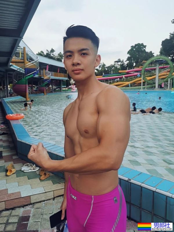 毕业于广州体院的游泳教练，穿红泳裤自拍照引网友围观！ - 51虹马