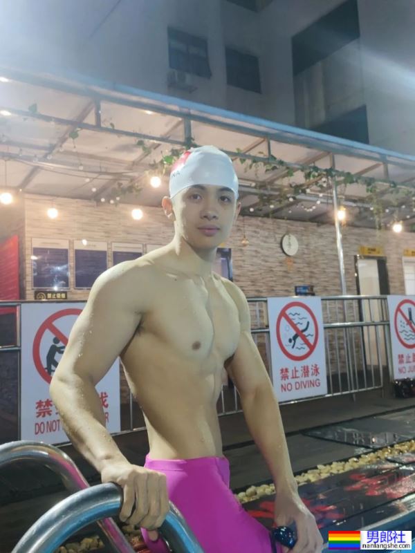 毕业于广州体院的游泳教练，穿红泳裤自拍照引网友围观！ - 51虹马