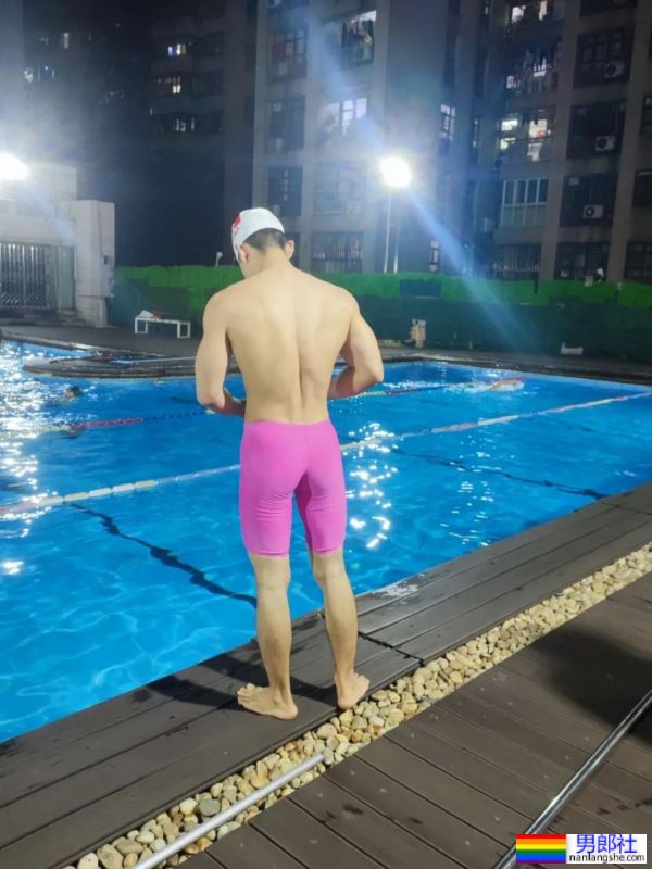 毕业于广州体院的游泳教练，穿红泳裤自拍照引网友围观！ - 51虹马