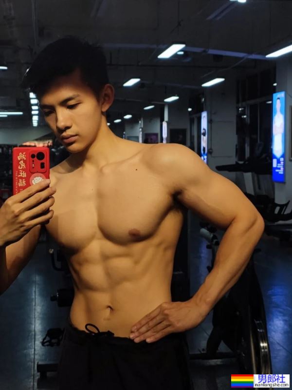 毕业于广州体院的游泳教练，穿红泳裤自拍照引网友围观！ - 51虹马