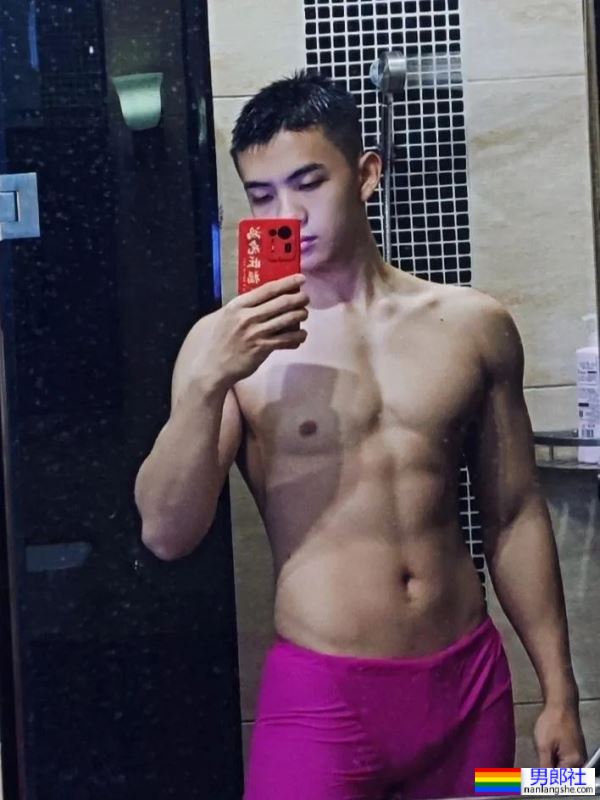毕业于广州体院的游泳教练，穿红泳裤自拍照引网友围观！ - 51虹马