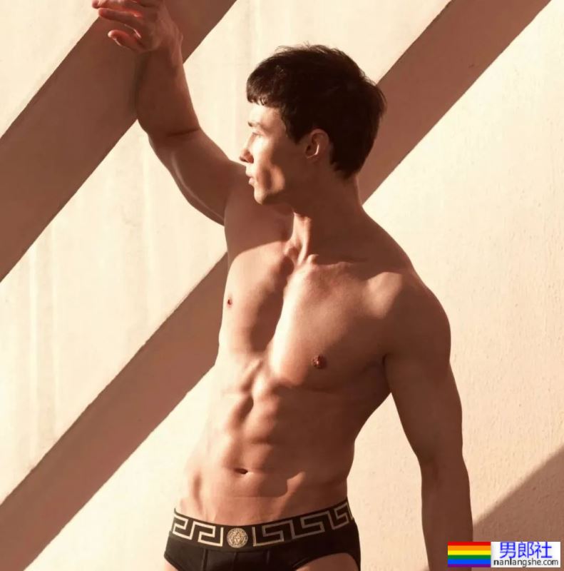 上海混血男模尺寸卡太火了,网友:求偶遇! - 51虹马 上海混血男模尺寸卡太火了,网友:求偶遇! - 51虹马