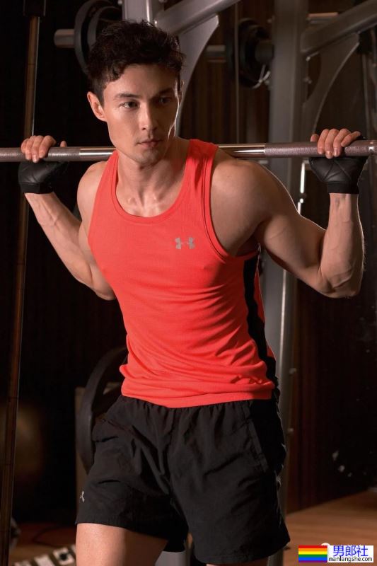 上海混血男模尺寸卡太火了,网友:求偶遇! - 51虹马 上海混血男模尺寸卡太火了,网友:求偶遇! - 51虹马