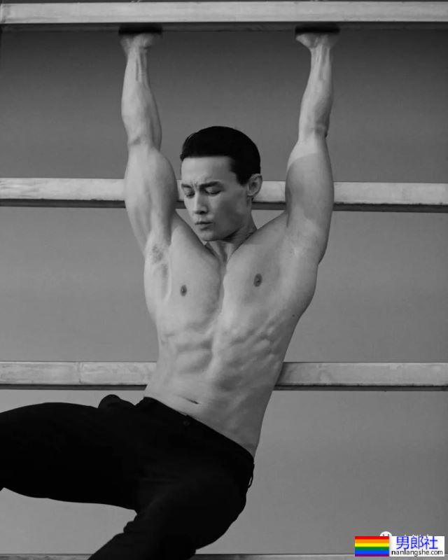 上海混血男模尺寸卡太火了,网友:求偶遇! - 51虹马 上海混血男模尺寸卡太火了,网友:求偶遇! - 51虹马