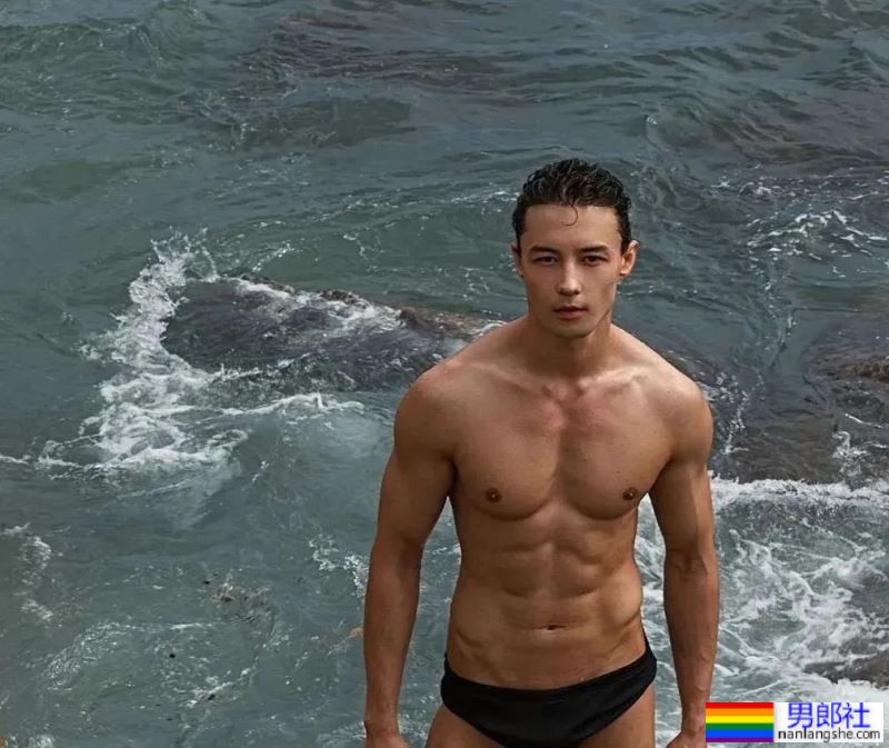 上海混血男模尺寸卡太火了,网友:求偶遇! - 51虹马 上海混血男模尺寸卡太火了,网友:求偶遇! - 51虹马