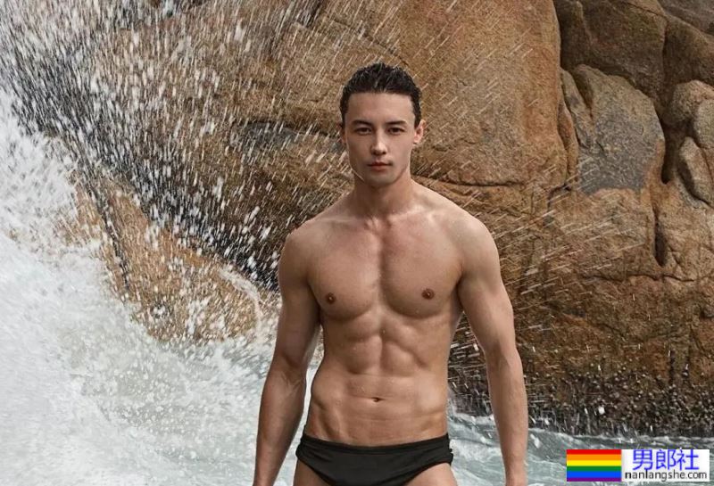 上海混血男模尺寸卡太火了,网友:求偶遇! - 51虹马 上海混血男模尺寸卡太火了,网友:求偶遇! - 51虹马