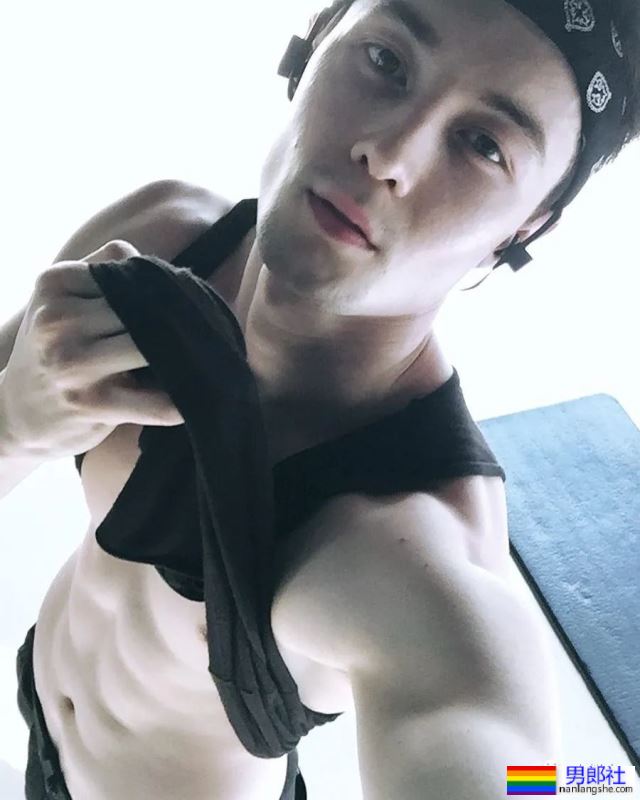 上海混血男模尺寸卡太火了,网友:求偶遇! - 51虹马 上海混血男模尺寸卡太火了,网友:求偶遇! - 51虹马