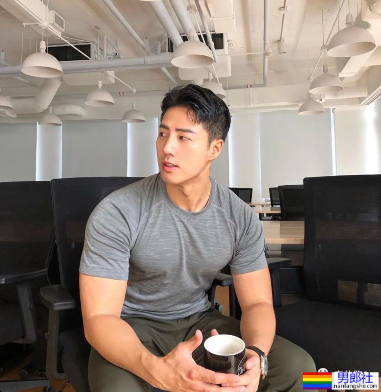 这只黑皮帅哥，又戳中我的心了！ - 51虹马