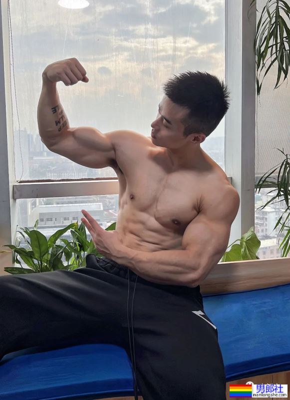 爱穿灰裤子的宁波教练火了！网友直呼新老公就是他了！ - 51虹马