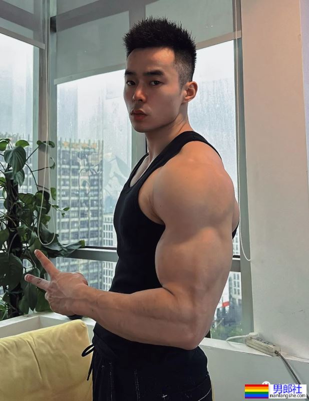 爱穿灰裤子的宁波教练火了！网友直呼新老公就是他了！ - 51虹马