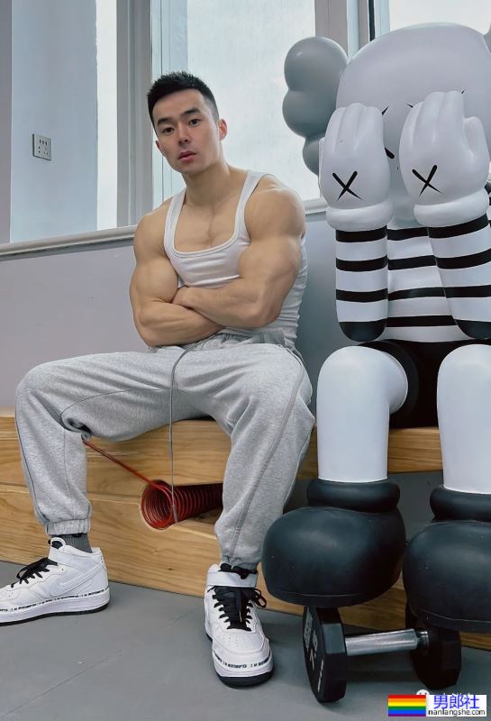 爱穿灰裤子的宁波教练火了！网友直呼新老公就是他了！ - 51虹马