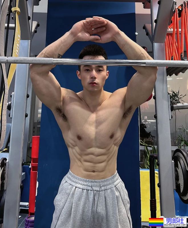 爱穿灰裤子的宁波教练火了！网友直呼新老公就是他了！ - 51虹马