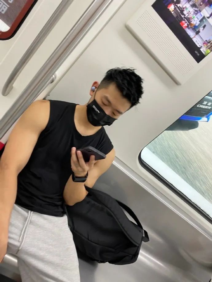 地铁抓拍偶遇的寸头肉壮小哥，荷尔蒙爆炸了！ - 51虹马