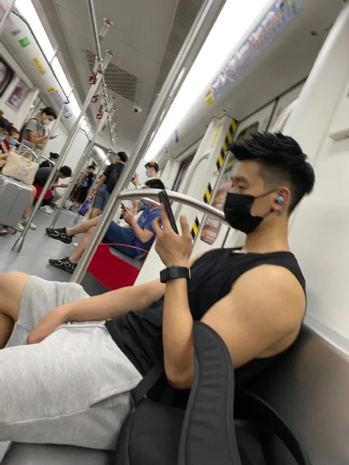 地铁抓拍偶遇的寸头肉壮小哥，荷尔蒙爆炸了！ - 51虹马