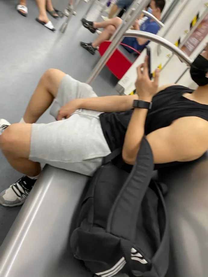 地铁抓拍偶遇的寸头肉壮小哥，荷尔蒙爆炸了！ - 51虹马