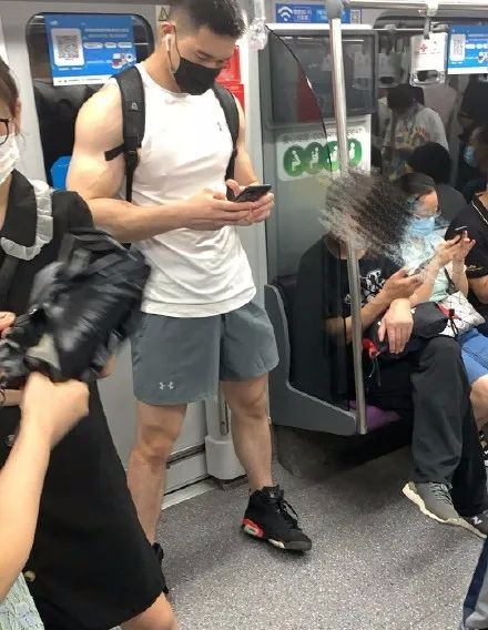 地铁抓拍偶遇的寸头肉壮小哥，荷尔蒙爆炸了！ - 51虹马