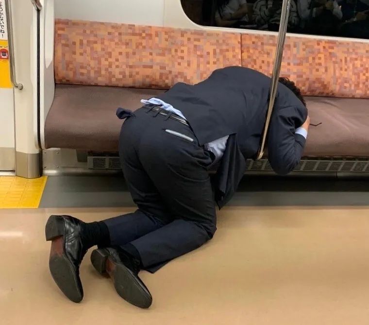 地铁抓拍偶遇的寸头肉壮小哥，荷尔蒙爆炸了！ - 51虹马