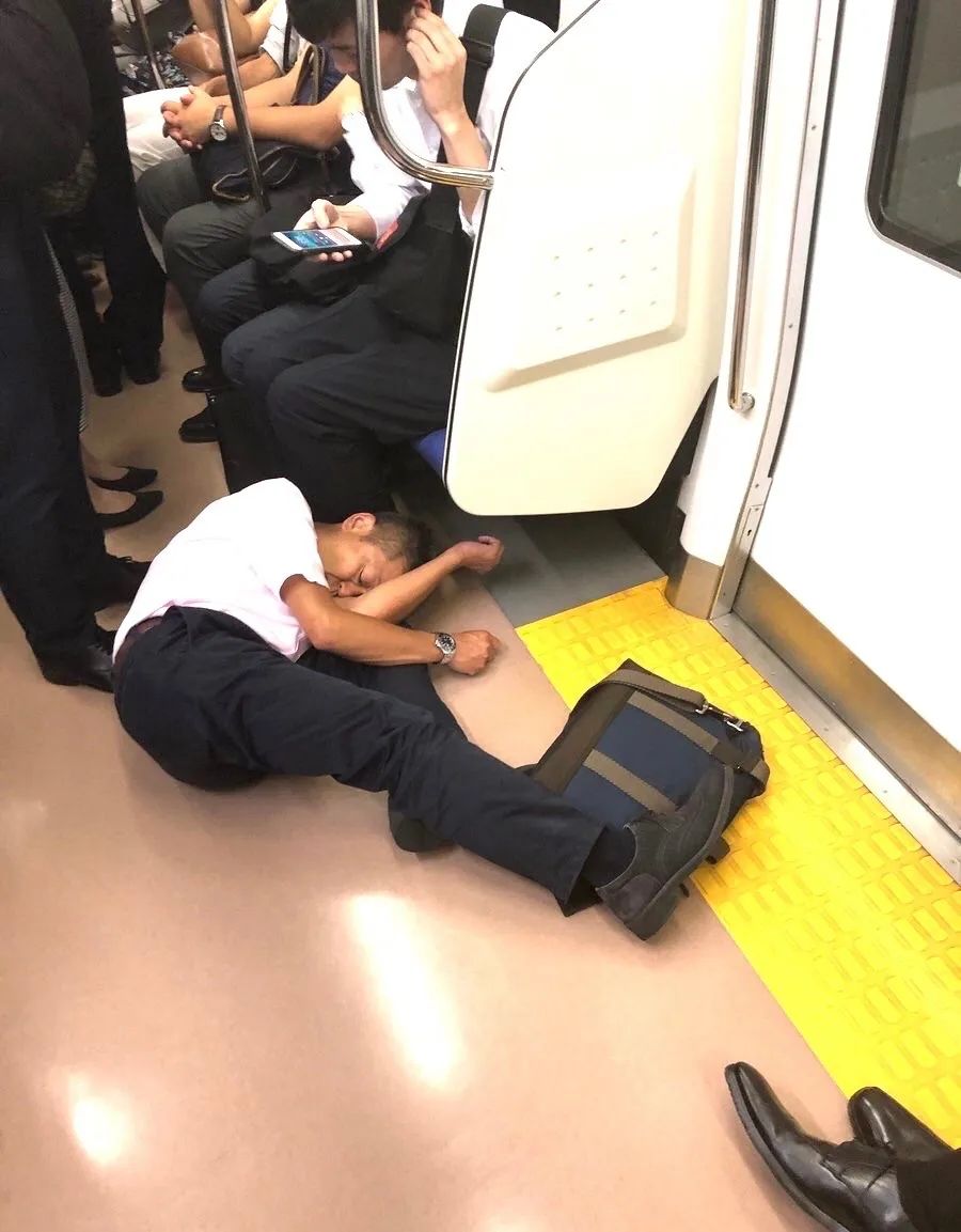 地铁抓拍偶遇的寸头肉壮小哥，荷尔蒙爆炸了！ - 51虹马