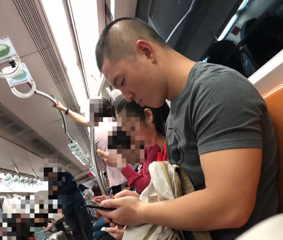 地铁抓拍偶遇的寸头肉壮小哥，荷尔蒙爆炸了！ - 51虹马