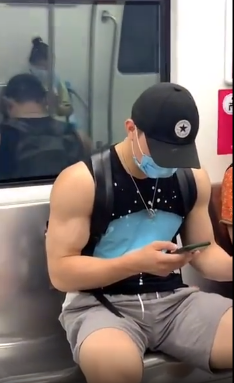 地铁抓拍偶遇的寸头肉壮小哥，荷尔蒙爆炸了！ - 51虹马