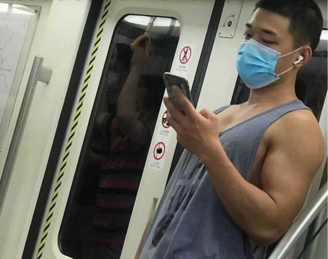 地铁抓拍偶遇的寸头肉壮小哥，荷尔蒙爆炸了！ - 51虹马