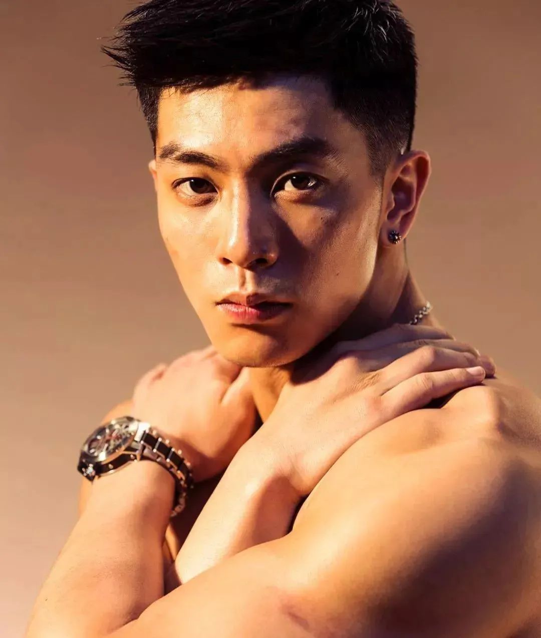 卖韭菜盒子的肌肉男露内裤边秀人鱼线火了 - 51虹马