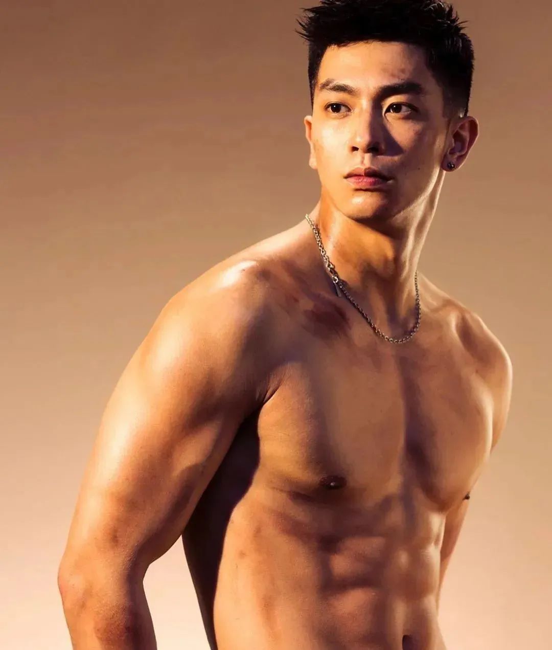 卖韭菜盒子的肌肉男露内裤边秀人鱼线火了 - 51虹马