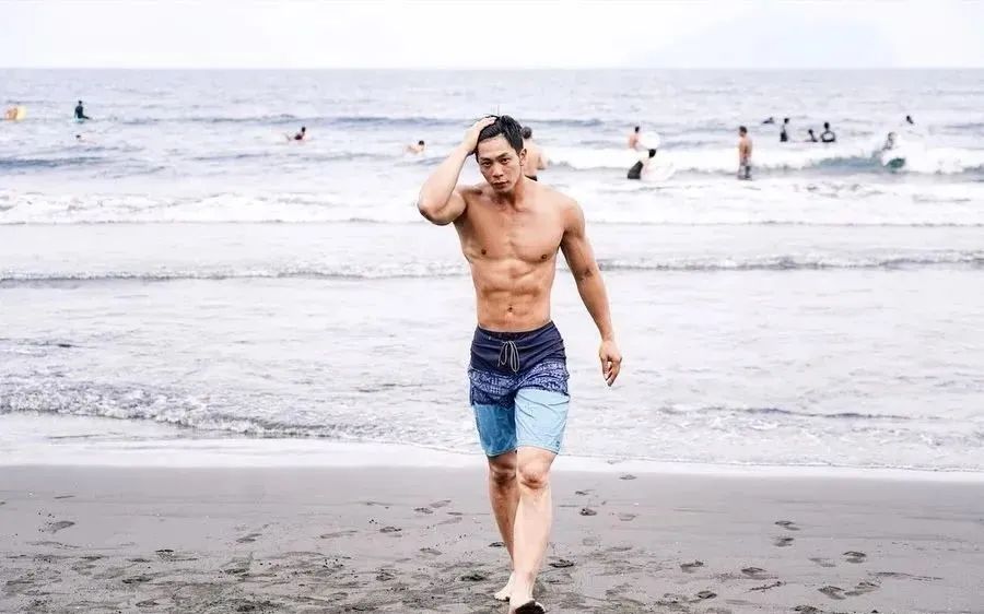 卖韭菜盒子的肌肉男露内裤边秀人鱼线火了 - 51虹马