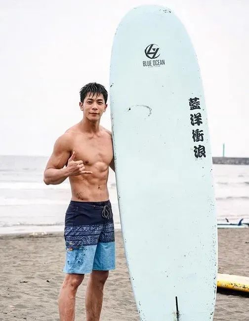 卖韭菜盒子的肌肉男露内裤边秀人鱼线火了 - 51虹马