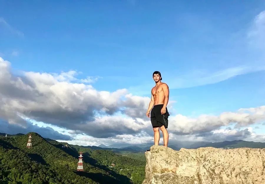 卖韭菜盒子的肌肉男露内裤边秀人鱼线火了 - 51虹马