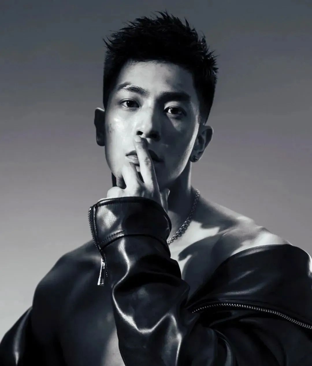 卖韭菜盒子的肌肉男露内裤边秀人鱼线火了 - 51虹马