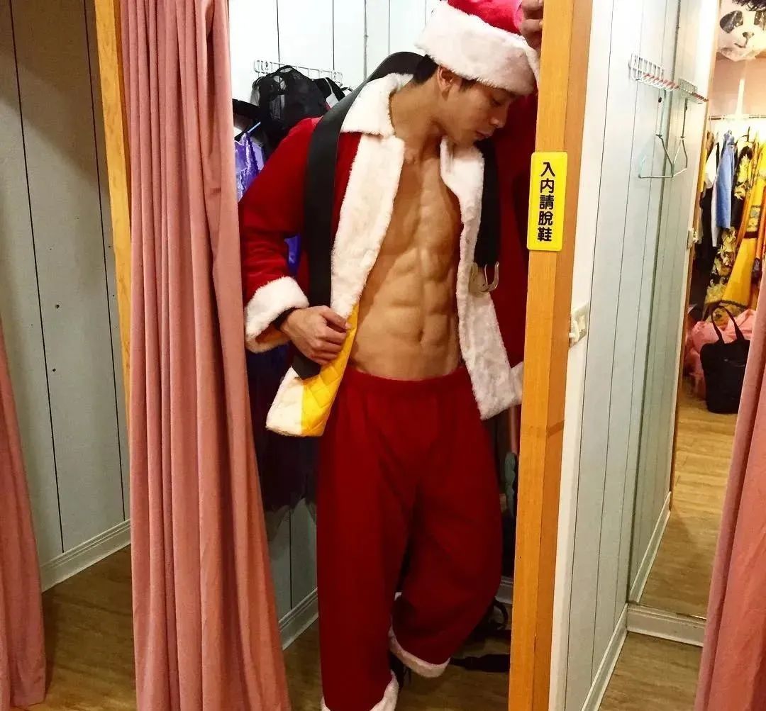 卖韭菜盒子的肌肉男露内裤边秀人鱼线火了 - 51虹马