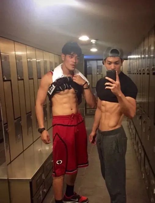 卖韭菜盒子的肌肉男露内裤边秀人鱼线火了 - 51虹马