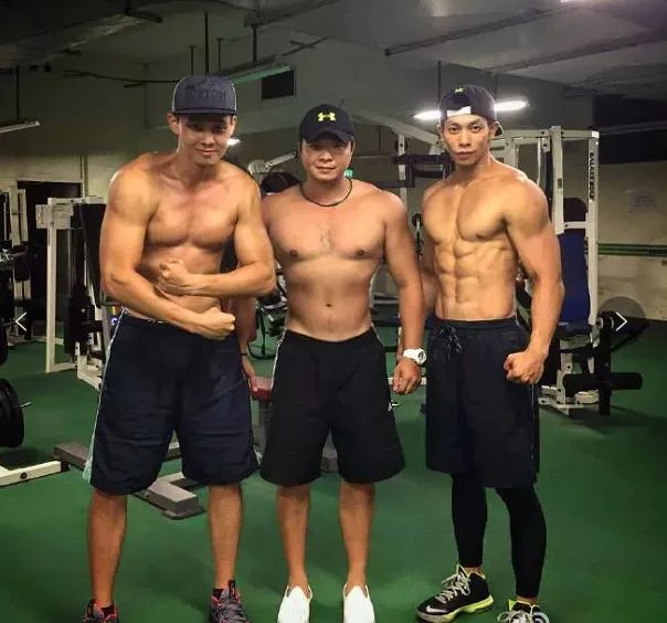 卖韭菜盒子的肌肉男露内裤边秀人鱼线火了 - 51虹马